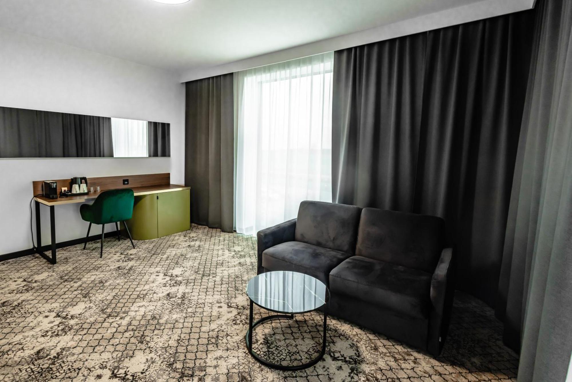 Restoria Hotel*** Radzyn Podlaski Extérieur photo